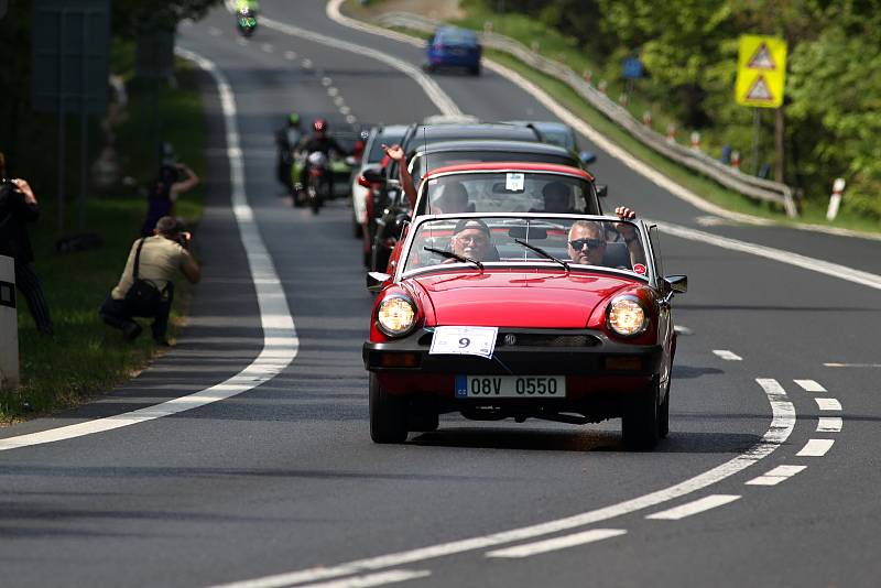 Na Šébru se konaly tradiční závody motoristických veteránů.