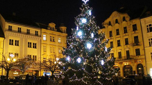 Vánoční strom na Masarykově náměstí v Děčíně. Ilustrační foto