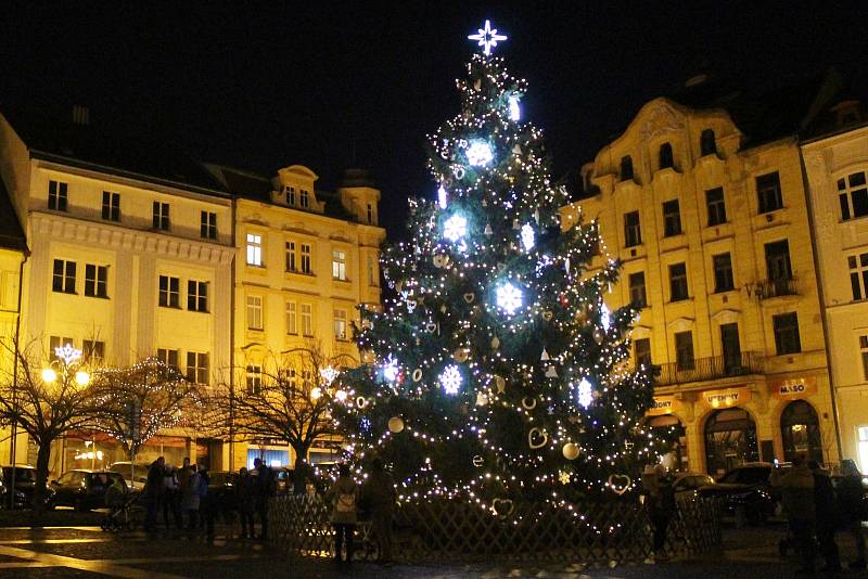 Vánoční strom na Masarykově náměstí v Děčíně