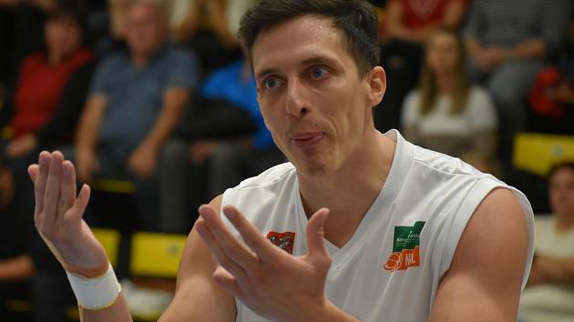 Tomáš Pomikálek gestikuluje s rozhodčím v utkání proti Ústí nad Labem.