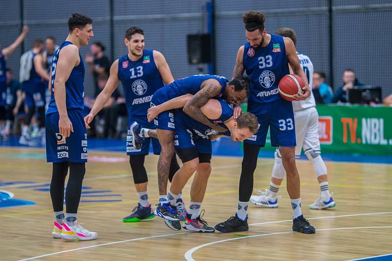 Ondřej Šiška je opět klíčovým tahounem děčínských basketbalistů.