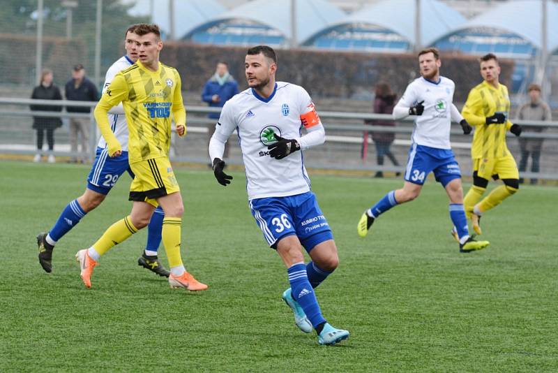 PORÁŽKA. Fotbalisté Varnsdorfu (ve žlutém) prohráli s Mladou Boleslaví 1:3.