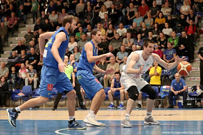 PADLA STOVKA. Děčínští basketbalisté (v bílém) porazili Opavu 100:79.