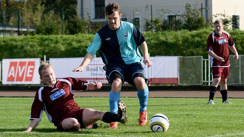 RUMBURK (ve fialovém) doma porazil Kadaň 2:0.