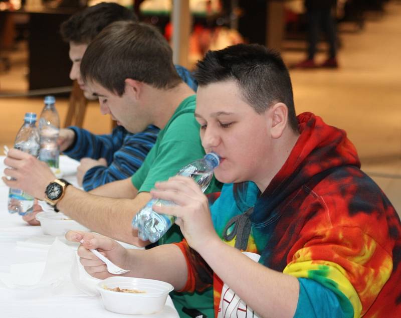 Gastro festival: Soutěž v pojídání bramborových šišek.