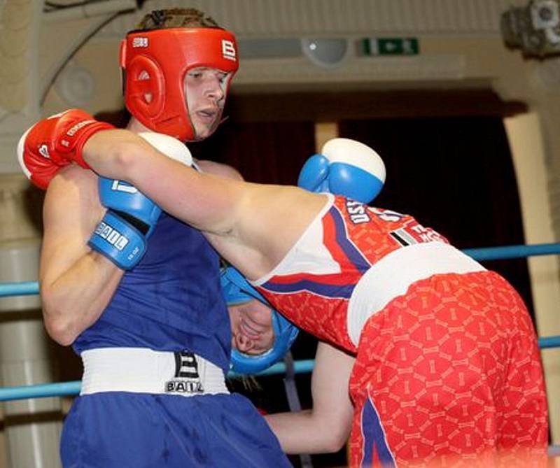 Box v děčínském společenském domě Střelnice. Domácí v modrém: Boháček proti Uherikovi v červeném.