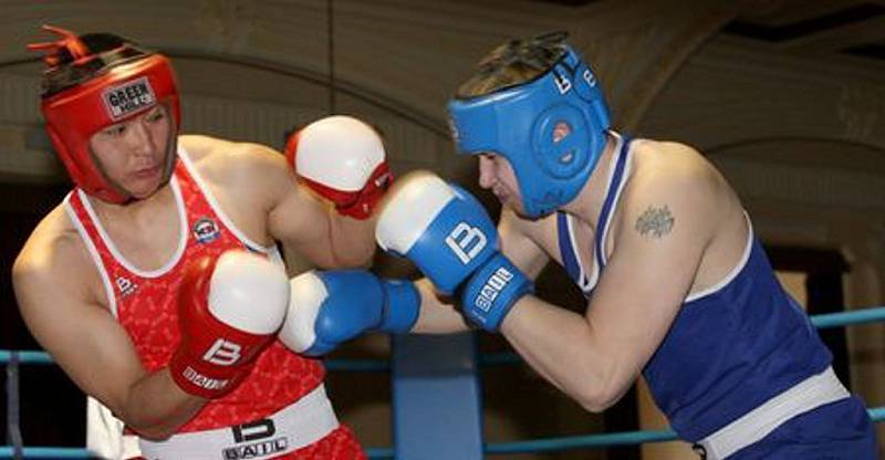 Box v děčínském společenském domě Střelnice. Domácí v modrém: Jiří Vaňata proti Yerlanu Zhylkyshiyevu v červeném.