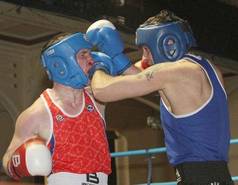 Box v děčínském společenském domě Střelnice. Domácí v modrém: Kryštof Chuderský proti Tomáši Bezvodovii v červeném.