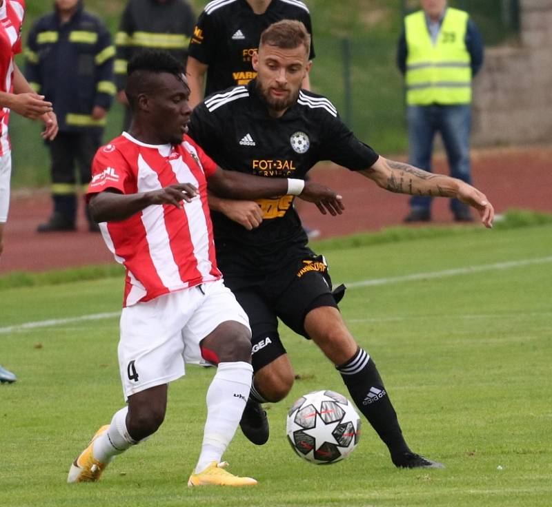 Fotbalisté Varnsdorfu (černé dresy) doma porazili Žižkov 2:1.