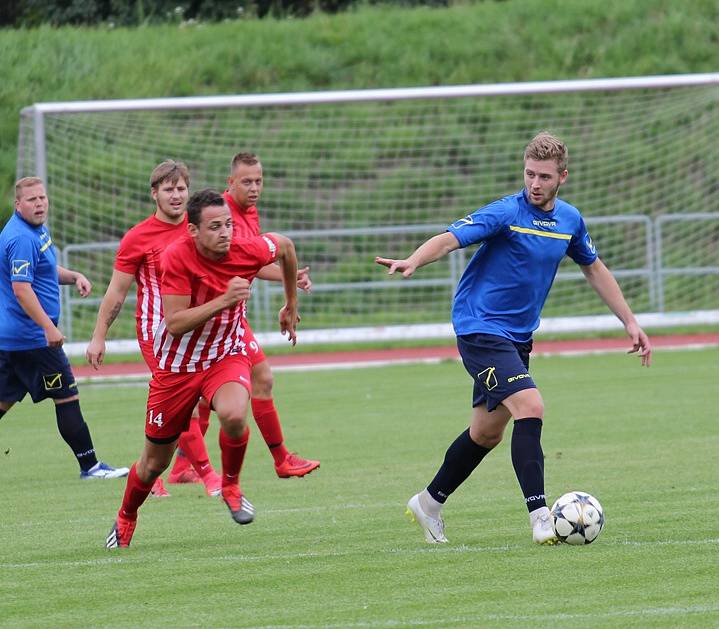 PORÁŽKA. Rumburk (v modrém) doma podlehl Ledvicím 2:4.