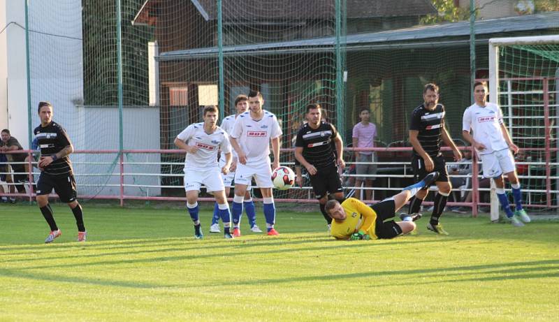 TŘI BODY. Fotbalisté Junioru Děčín (v bílém) porazili Oldřichov 2:1.