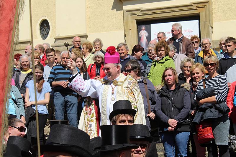 Mikulášovicemi projela tradiční velikonoční jízda, 2019.