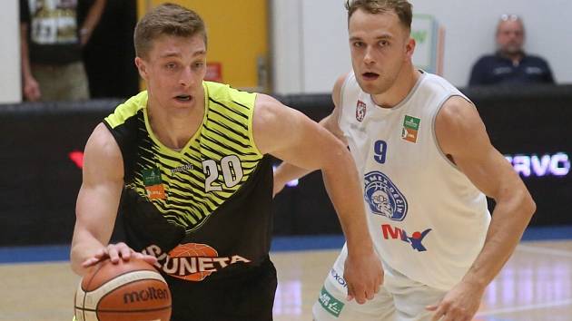 JE TADY START. Basketbalisté Děčína (vpravo Ondřej Šiška) zahajují ligu doma proti Svitavám.