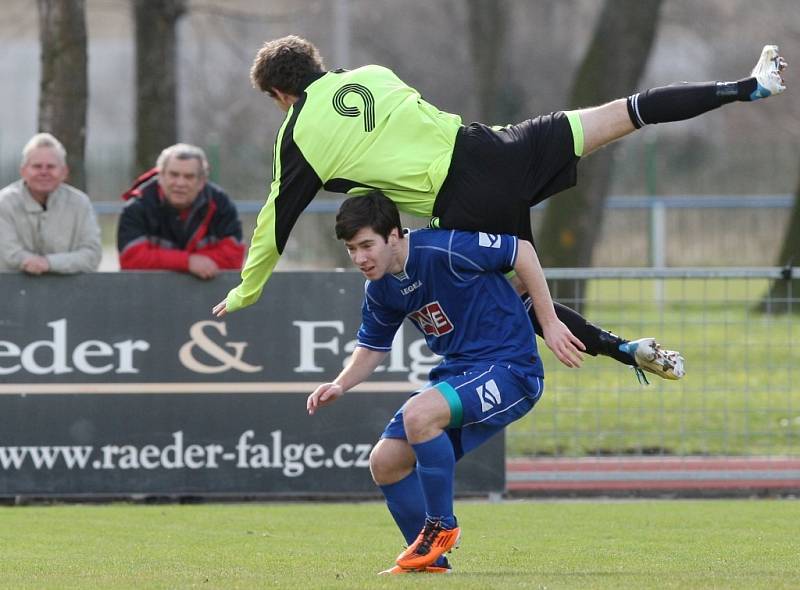 ŠKODA. Fotbalisté Vilémova (v modrém) prohráli 2:3 v Lovosicích.