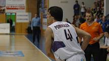 BRAVO! Děčínští basketbalisté (v bílém) porazili USK Praha i potřetí.