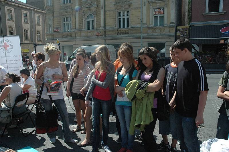 Děčínská pobočka České červeného kříže uspořádala v Děčíně na Husově náměstí zdravotní den.