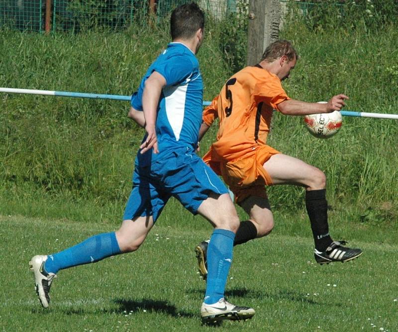 DERBY. Česká Kamenice (oranžové dresy) porazila doma Jílové 2:1.