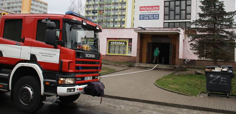 Žena doma kouřila, k ubytovně museli hasiči.