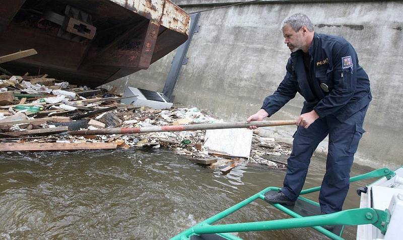 Ani sobotní pátrání po ženě z Benešova nad Ploučnicí, kterou měla údajně v při bleskové povodni strhnout vlna, nebylo úspěšné.