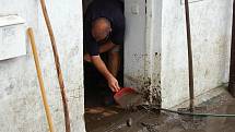 Obyvatelé Děčínska likvidují škody, které napáchala sobotní velká voda