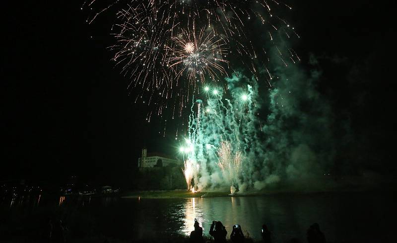 Děčínské slavnosti 2018 začaly velkolepým ohňostrojem.