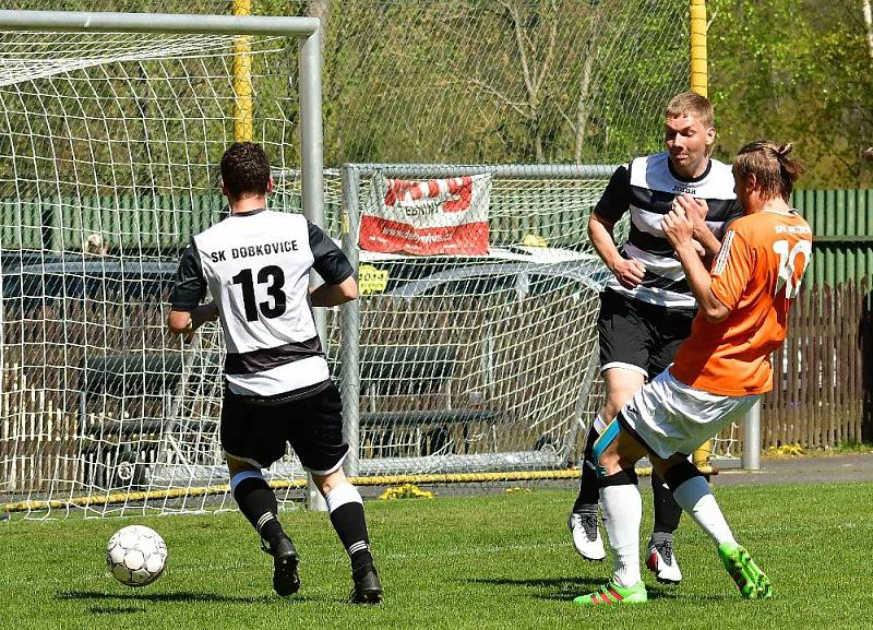 DEBAKL. Dobkovice (v bílém) prohrály v Meziboří 0:5.