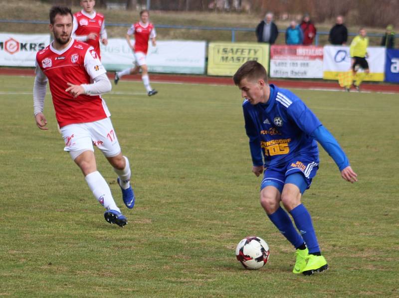 FOTBALOVÉ JARO ZAČALO. Varnsdorf (v modrém) doma přivítal Pardubice.