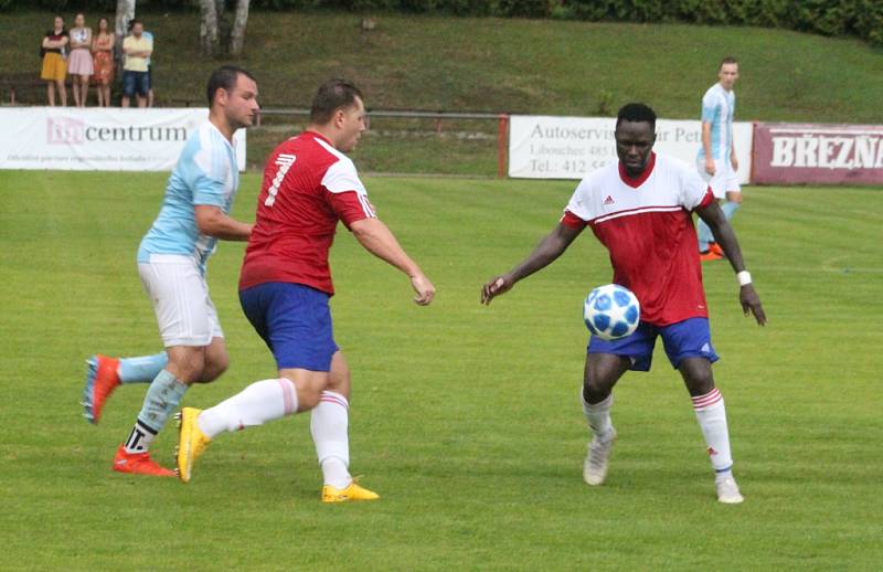 PORÁŽKA. Fotbalisté Modré (červené dresy) doma prohráli 1:3 se Srbicemi.