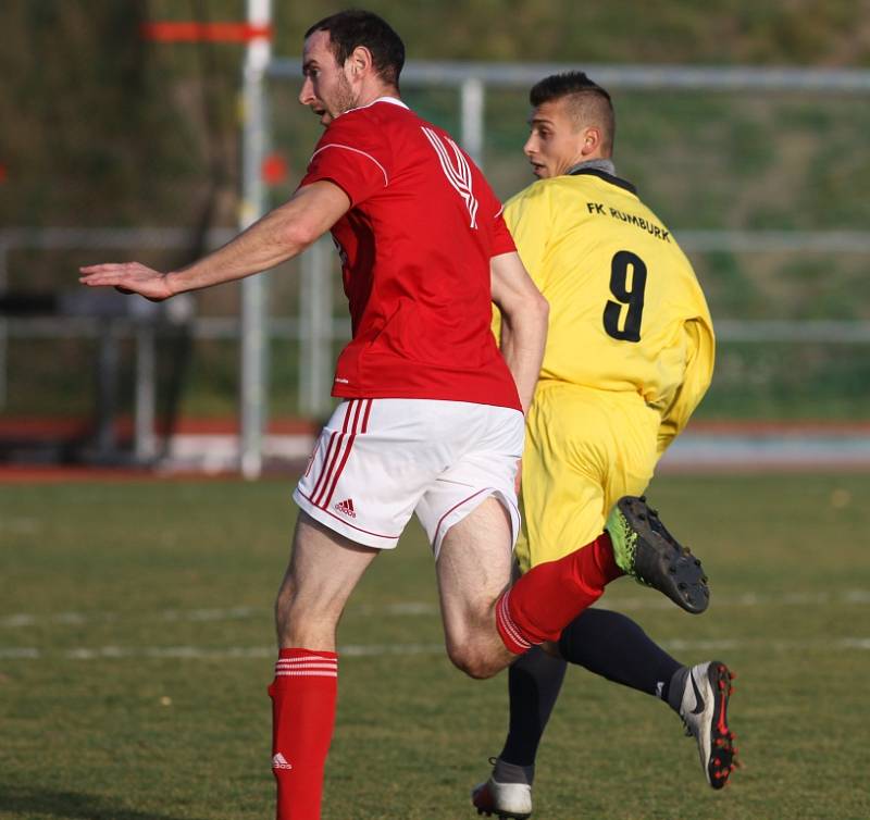 JASNÁ ZÁLEŽITOST. Fotbalisté Rumburka (ve žlutém) porazili doma Bohušovice 7:0.