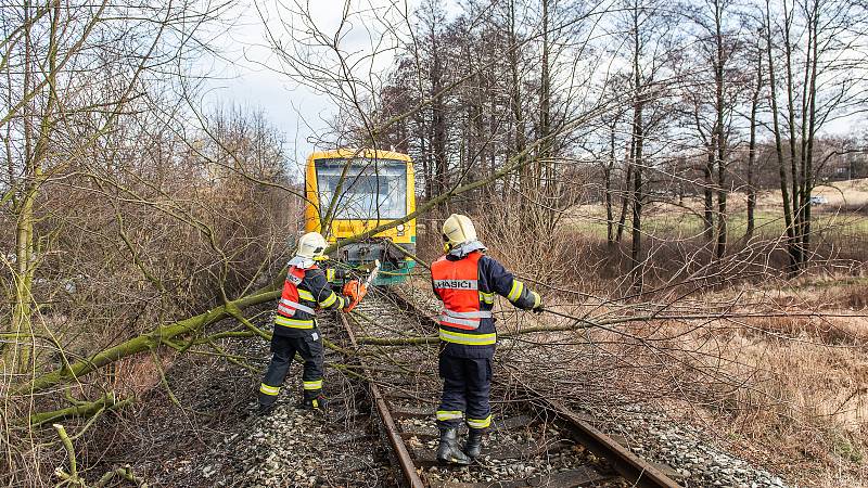 Nedaleko kostelní ulice zastavil spadlý strom osobní vlak.