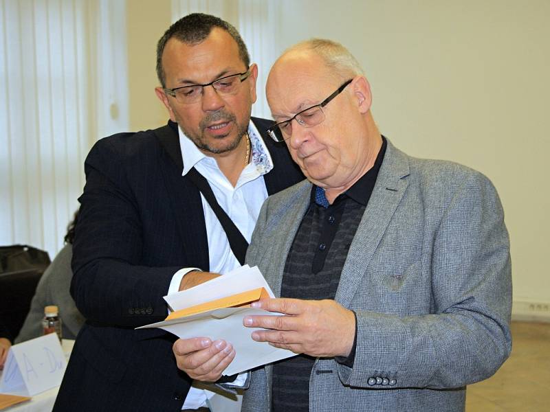 Volit z Prahy přijel do Děčína Jan Kavan (vpravo). Doprovázel ho lídr sociálních demokratů v Ústeckém kraji Jaroslav Foldyna
