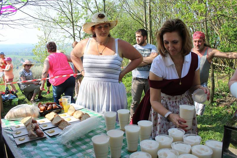 Vášniví turisté zahájili sezonu v národním parku několikakilometrovým výletem.