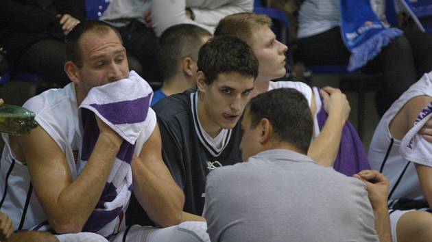 DĚČÍNŠTÍ BASKETBALISTÉ se chystají na těžký duel v Prostějově.