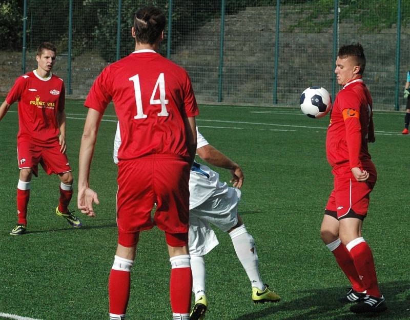 2:2. Fotbalisté Děčína (červené dresy) doma prohráli na penalty s V. Březnem.