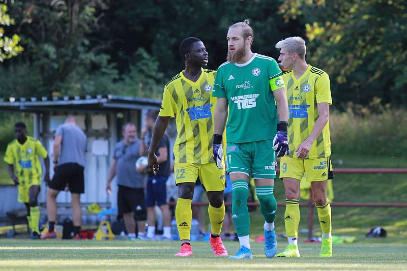 První přátelský zápas mají za sebou fotbalisté Varnsdorfu (ve žlutém). Ve Vrkoslavicích prohráli 1:2 s Jabloncem B.