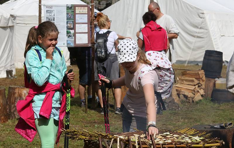 U Dolského mlýna na Jetřichovicku proběhlo tradičně zapálení uhlířského milíře.