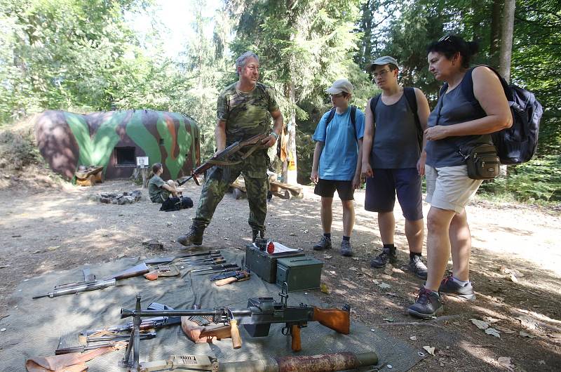 Téměř k dokonalosti opravili Rostislav Kakara se synem prvorepublikový lehký bunkr v Srbské Kamenici.