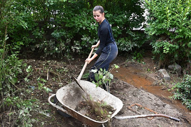 S likvidací povodňových škod pomáhají v Bělé dobrovolníci.