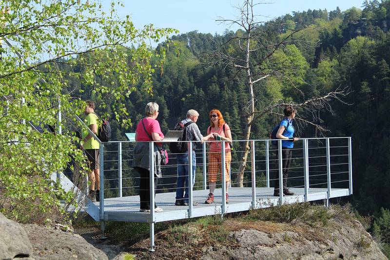 Vášniví turisté zahájili sezonu v národním parku několikakilometrovým výletem.