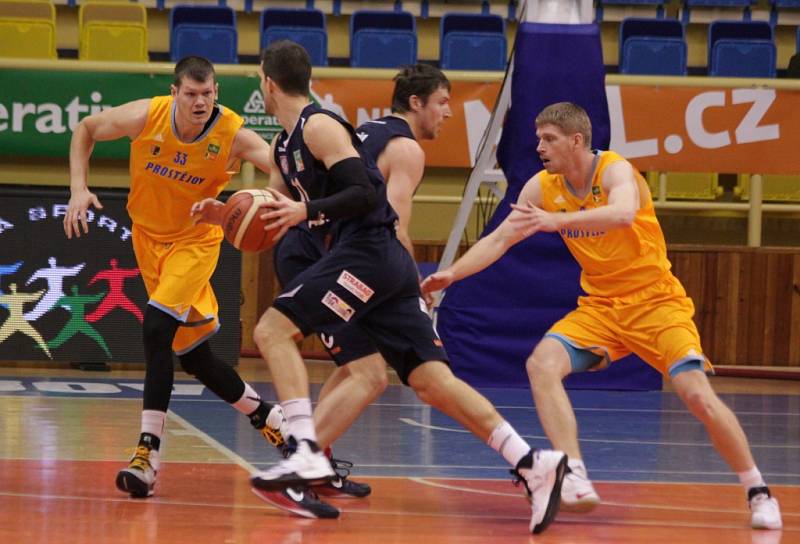 DĚČÍNŠTÍ BASKETBALISTÉ vyhráli v Prostějově 76:71.