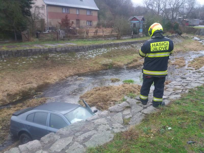 Auto sjelo v Jílovém do potoka.