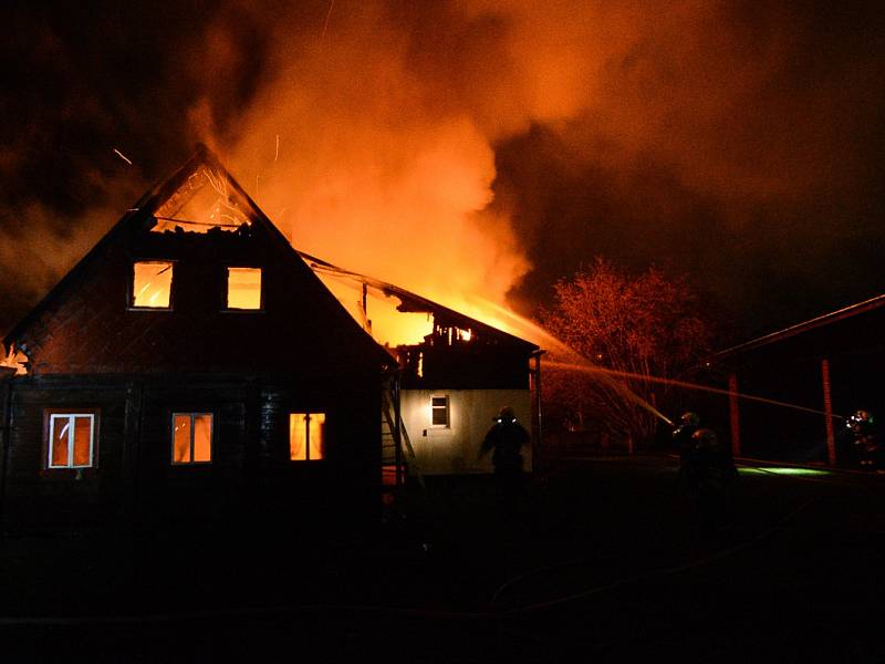 Požár roubenky likvidovali hasiči ve středu časně ráno v Rumburku.