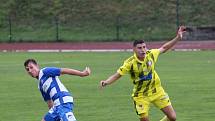 SELHÁNÍ. Fotbalisté Varnsdorfu (ve žlutém) nezvládli derby, doma nestačili na Ústí nad Labem.