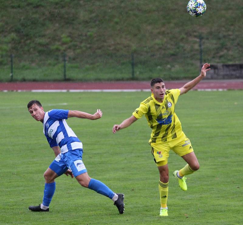 SELHÁNÍ. Fotbalisté Varnsdorfu (ve žlutém) nezvládli derby, doma nestačili na Ústí nad Labem.