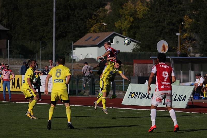 PORÁŽKA. Fotbalisté Varnsdorfu (ve žlutém) podlehli Pardubicím 1:2.