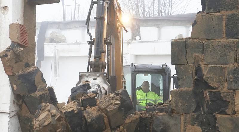 V Litoměřicích v  Jiříkových kasárnách začala a rychle pokračuje demolice objektu, na jehož místě bude zahájena stavba nového vědecko-výzkumného centra v rámci geotermálního projektu.