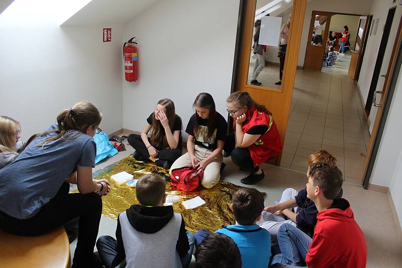 Studenti zdrávky učili gymnazisty první pomoc.