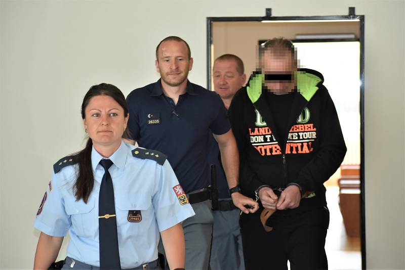Devianta z Děčínska přivedla k soudu v Ústí eskorta.