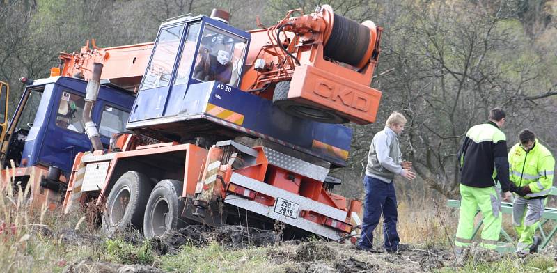 Vytahování zapadlého nákladního auta společnosti ČEZ v Ludvíkovicích.