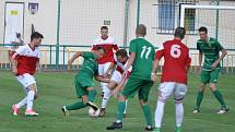 PORÁŽKA. Fotbalisté týmu Modrá/Hrobce (červenobílá) prohráli v Žatci 1:5.